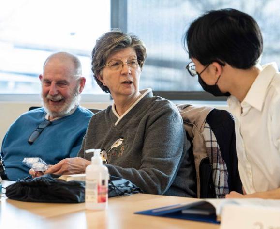 PharmD student with community members at 糖尿病预防计划 session